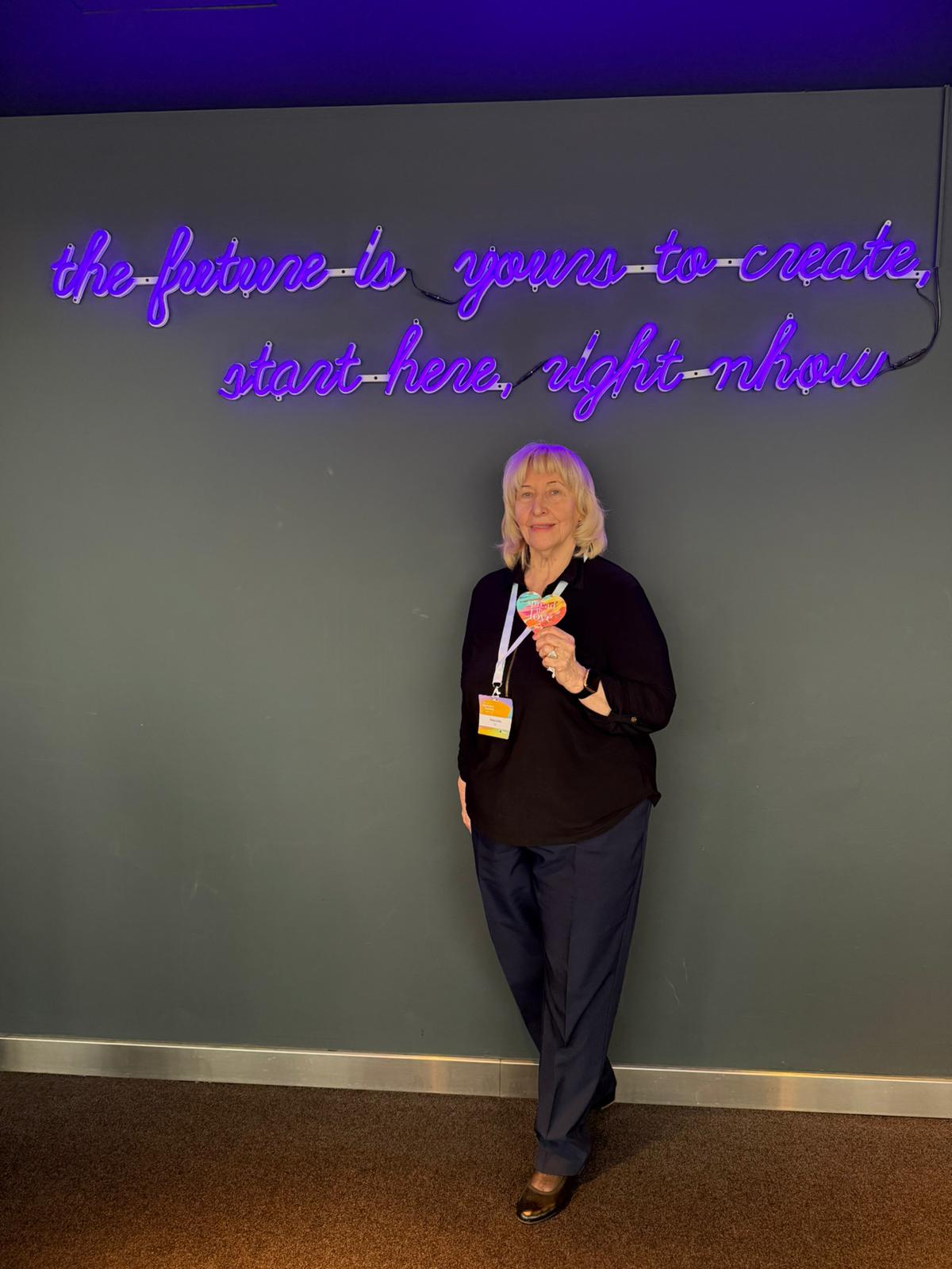 violets_uzrakts_uz-sienas